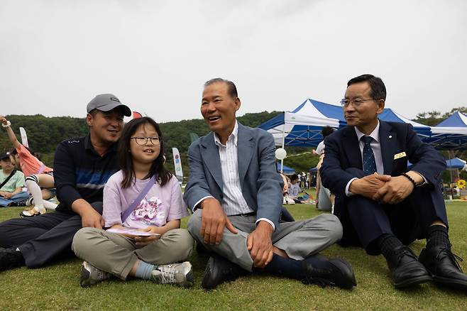 2024 서원밸리 그린 콘서트를 함께 즐기는 대보그룹 최등규 회장(오른쪽 둘째)과 서원밸리 이석호 대표(오른쪽 끝). /서원밸리