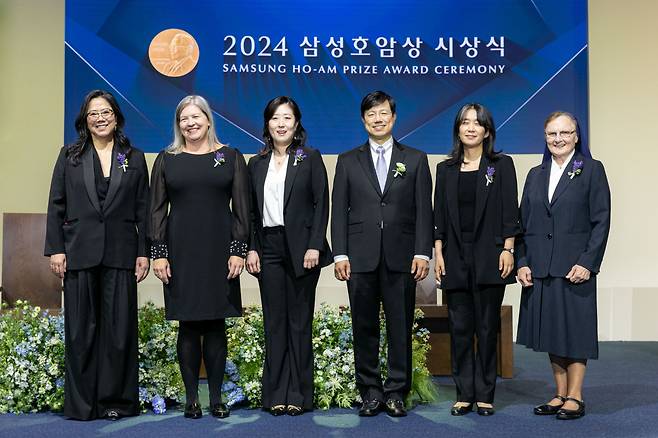 삼성호암상 수상자들이 31일 서울 중구 신라호텔에서 열린 '삼성호암상 시상식’에서 기념 촬영을 하고 있다. (왼쪽부터) 과학상 화학·생명과학부문 혜란 다윈 뉴욕대 교수, 과학상 물리·수학부문 킴벌리 브릭먼 미 국립표준기술연구소 연구원(고 남세우 미 국립표준기술연구소 연구원 대리 수상·배우자), 공학상 이수인 워싱턴대 교수, 의학상 피터 박 하버드의대 교수, 예술상 한강 소설가, 사회봉사상 제라딘 라이언 아일랜드 성골롬반외방선교수녀회 수녀./호암재단 제공