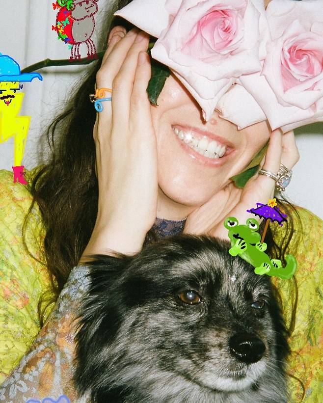 힐러리 테이무어와 그의 반려견 파우위