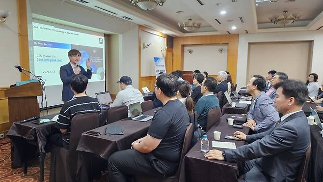 진동환 마이메타 대표가 챗 GPT 사용 꿀조언을 강연하는 조찬 세미나에 조일교 아산 부시장(사진 오른쪽)이 참석해 경청하고 있다.