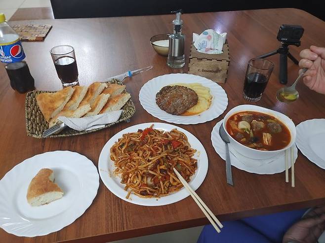 카자흐스탄식 중국요리. 볶음고기국수와 으깬감자, 상하이 스프다. 사진=김태원(tan)