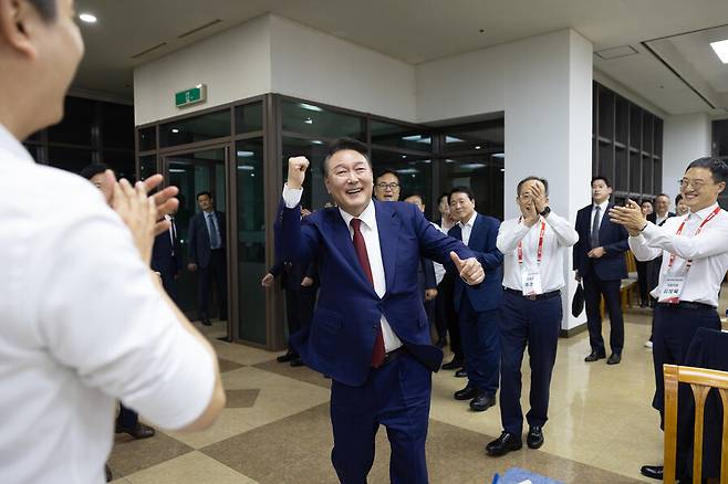 윤석열 대통령이 30일 충남 천안 재능교육연수원에서 열린 제22대 국민의힘 국회의원 워크숍에서 만찬을 마친 뒤 어퍼컷 세리머니를 하고 있다. 대통령실 제공