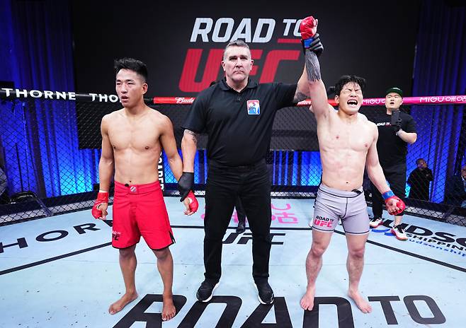 로드 투 UFC 8강전에서 승리한 최동훈(오른쪽). 사진=UFC