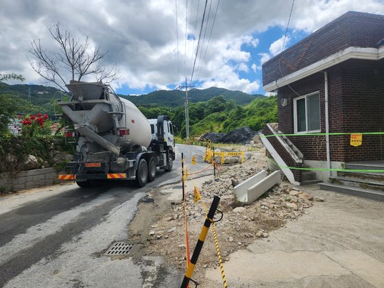 지난 28일 경북 예천군 감천면 벌방리에 산사태로 파괴된 주택의 흔적이 그대로 남아 있는 가운데 레미콘 차량이 드나들고 있다. 이곳에는 지난해 7월 산사태가 발생해 마을 일대가 토사에 파묻혔다. 김정석 기자