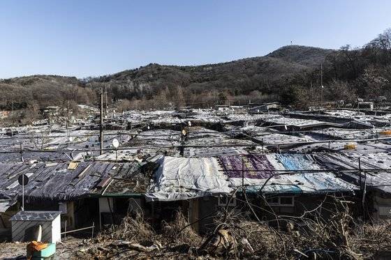 2서울 강남구 구룡마을. 좁은 골목길에 판잣집들이 다닥다닥 붙어있다. 김현동 기자