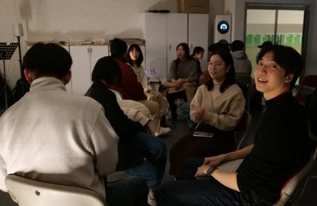지난 3월 한국선교사자녀교육개발원(KOMKED) 소속 MK들이 화요일 기도회인 '프레인 워십'에서 기도제목을 나누는 모습. 콤케드 제공