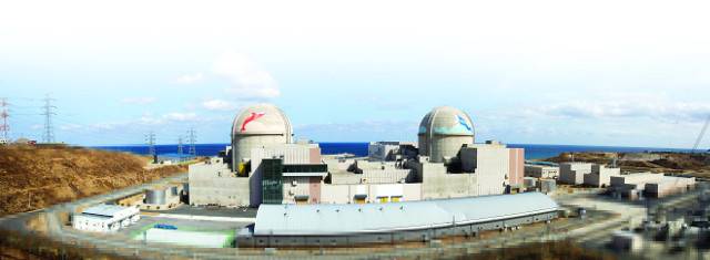 경북 울진군 북면에 위치한 신한울1·2호기 표면에 각각 붉은색과 푸른색의 고래 모습이 그려져 있다. 한국수력원자력 제공