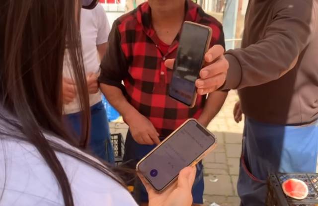 한국인 유튜버가 튀르키예 상인과 번역기를 통해 소통하는 모습. 유튜브 '미세스다르' 캡처