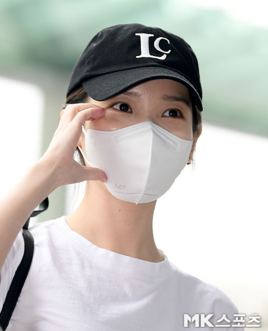 아이유(IU)가 30일 오후 해외일정 참석차 인천국제공항을 통해 필리핀 마닐라로 출국했다.해 필리핀 마닐라로 출국했다.사진=MK스포츠 DB