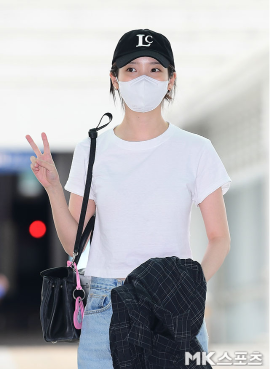아이유는 화이트 세미크롭 티셔츠를 착용해 깔끔하고 맑은 이미지를 돋보였다.사진=MK스포츠DB