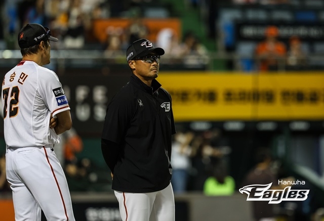 정경배 한화 감독 대행은 김기중에게 아낌없는 박수를 보냈다. 사진=한화 제공