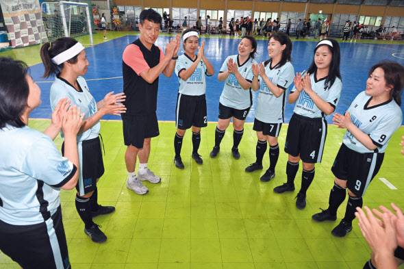 지난 25일 한국기자협회가 주최한 제2회 여성회원 풋살대회에서 FC풋옵션팀이 전열을 정비하고 있다