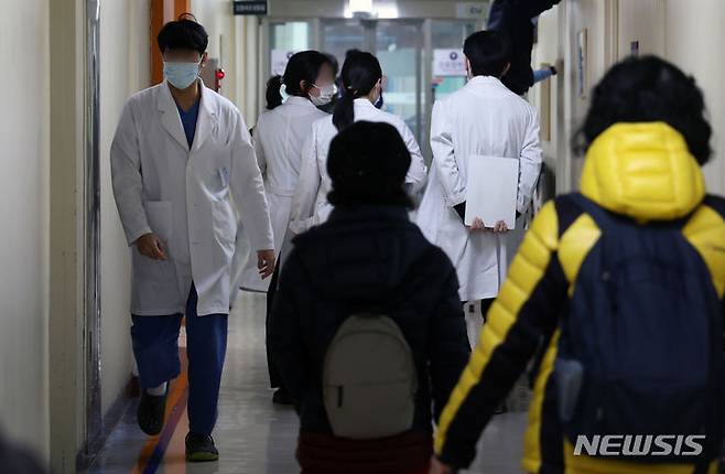 [서울=뉴시스] 김금보 기자 = 지난 3월11일  서울시내 한 병원에서 한 군의관이 파견근무에 나서고 있다. 2024.05.31. kgb@newsis.com