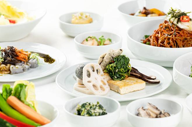 대한항공이 2023년 3월부터 선보인 한국식 비건 메뉴. 다양한 식물성 재료와 제철 식재료를 사용해 재료 본연의 맛을 담는다. [대한항공]