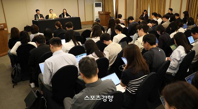 민희진 어도어 대표가 31일 서울 중구 프레스센터에서 어도어 임시주주총회 관련 기자회견을 하고 있다. 2023.05.31 권도현 기자