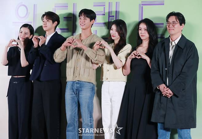 배우 정유미, 최우식, 탕웨이, 박보검, 수지, 김태용 감독이 31일 오후 서울 강남구 메가박스 코엑스에서 진행된 영화 '원더랜드'(감독 김태용) 언론시사회 및 기자간담회에 참석해 포즈를 취하고 있다.  빅데이터를 통해 세상을 떠난 사람을 구현해내는 원더랜드 서비스를 사용하는 사람들의 이야기를 그린 '원더랜드'는 6월 5일 개봉한다. /2024.05.31 /사진=이동훈