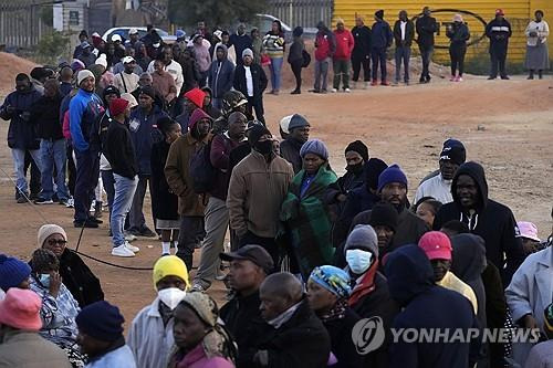 투표 위해 줄 선 남아공 유권자들 [AP=연합뉴스 자료사진. 재판매 및 DB 금지]