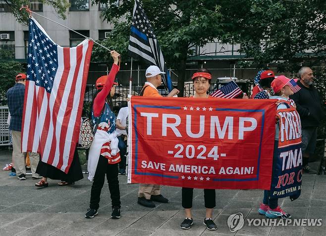 뉴욕 법원 앞서 시위하는 트럼프 지지자들 (뉴욕 EPA=연합뉴스) 미국 공화당 대선후보인 도널드 트럼프 전 대통령의 지지자들이 28일(현지시간) 뉴욕 맨해튼 형사법원 앞에서 시위를 벌이고 있다. 이날 맨해튼 형사법원에서는 트럼프 전 대통령이 전직 성인영화 배우 스토미 대니얼스의 성관계 폭로를 막기 위해 돈을 지급한 뒤 이를 법률 자문비인 것처럼 위장해 회사 기록을 조작한 혐의에 대해 유무죄를 가리는 재판의 최후변론이 열렸다. 2024.05.29 passion@yna.co.kr