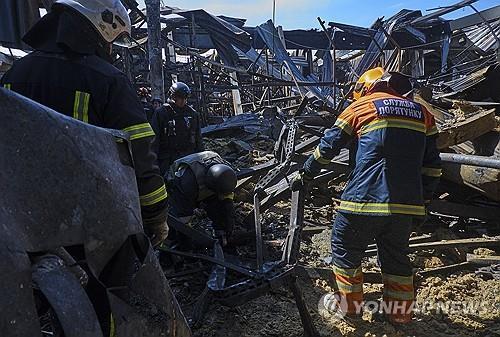 폭격으로 폐허된 우크라이나 하르키우의 한 마트 [EPA 연합뉴스 자료사진. 재판매 및 DB 금지]