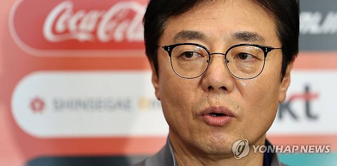 질문에 답하는 황선홍 U-23 축구대표팀 감독 (영종도=연합뉴스) 김인철 기자 = 10회 연속 올림픽 본선 진출이라는 목표 달성에 실패한 한국 23세 이하(U-23) 남자 축구대표팀의 황선홍 감독이 27일 인천국제공항 제1여객터미널로 귀국한 뒤 취재진 질문에 답하고 있다. 2024.4.27 yatoya@yna.co.kr