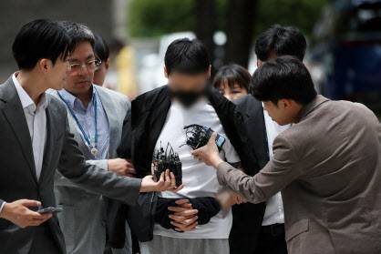 지난해 12월 10대들에게 경복궁 낙서를 지시한 혐의를 받는 ‘이 팀장’ A 씨가 25일 오후 서울 서초구 서울중앙지방법원에서 열린 구속 전 피의자 심문(영장실질심사)에 출석하고 있다. (사진=뉴스1)