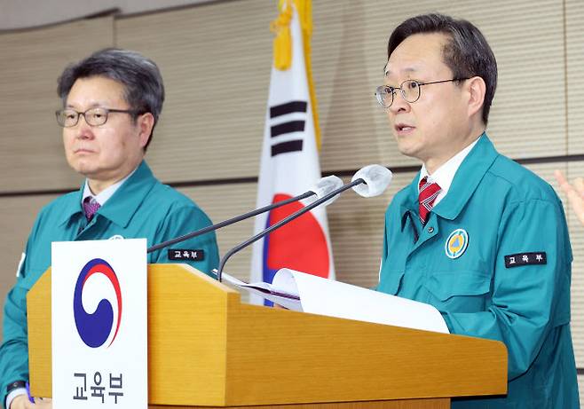 심민철 교육부 인재정책기획관이 지난달 8일 세종시 정부세종청사에서 열린 의대정원 배정절차 관련 긴급 브리핑에서 기자 질문에 답하고 있다.(사진=뉴시스)