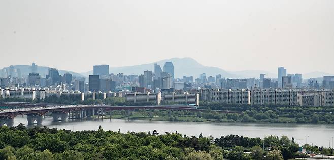 서울 강남구 압구정동 재건축 예정 아파트 단지와 한강 전경./뉴스1