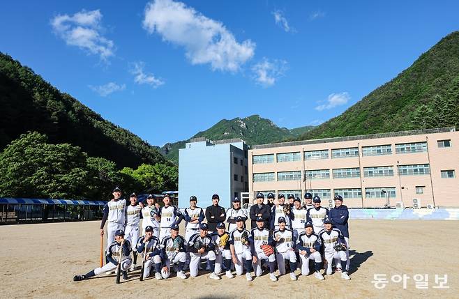 백재호 감독이 이끄는 상동고 야구부. 지난 여름 백 감독이 홀로 이끌던 야구부는 이제 투수코치, 타격코치, 수비코치는 물론 멘털코치까지 든든한 코칭스태프를 갖췄다. 영월=이한결 기자 always@donga.com