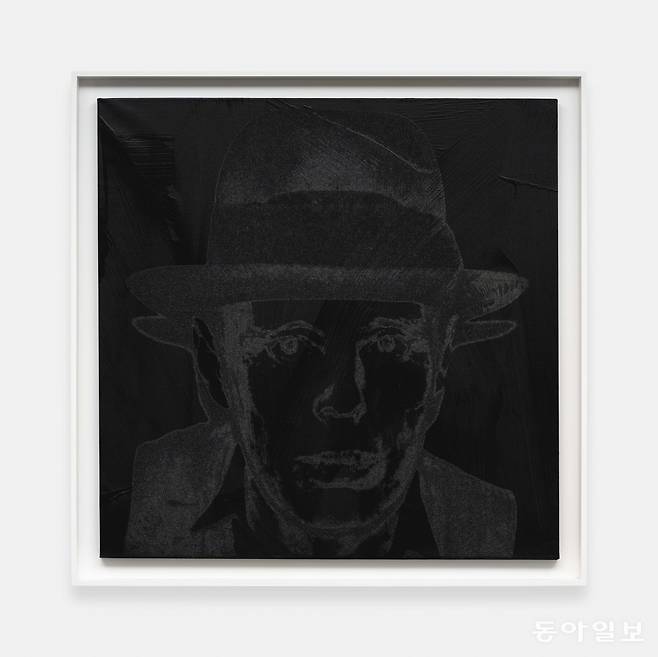 앤디 워홀, 요셉 보이스, 1980. 린넨에 아크릴과 다이아몬드 가루, 잉크 실크 스크린. 101.6 x 101.6 cm. ⓒ The Andy Warhol Foundation for the Visual Arts, Inc. / DACS, London, 2024. 사진: Eva Herzog