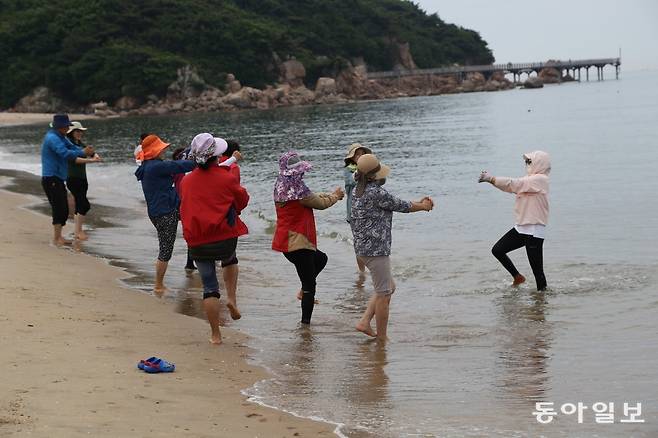 인천 중구 무의도 하나개해수욕장을 찾은 사람들이 체조를 하고 있다. 무의도=양종구 기자 yjongk@donga.com