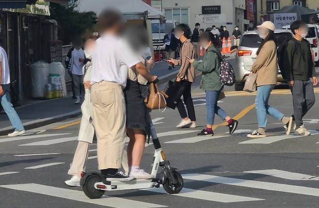 승차 정원을 초과한 채 전동킥보드를 타고 있는 모습. /뉴스1 ⓒ News1 /사진=뉴스1