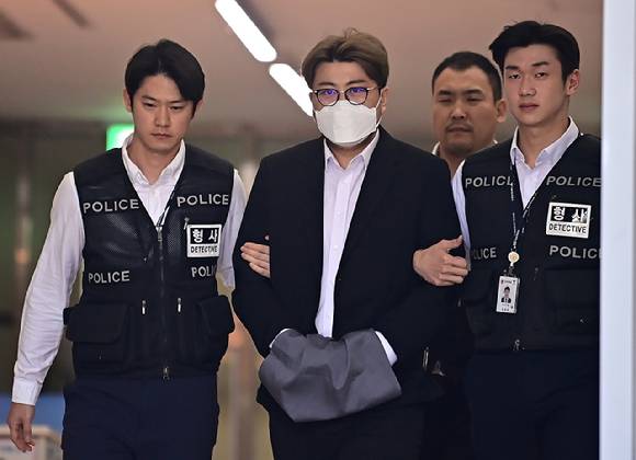 특정범죄가중처벌법(특가법)상 위험운전치상·도주치상, 도로교통법상 음주운전·사고후 미조치, 범인도피교사 등 혐의를 받고있는 가수 김호중이 31일 오전 서울 강남경찰서에서 구치소로 이감되고 있다. [사진=곽영래 기자]