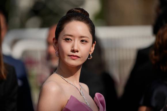 [칸=AP/뉴시스] 가수 겸 배우 임윤아(윤아)가 19일(현지시각) 프랑스 칸에서 열리고 있는 제77회 칸 국제영화제 비경쟁부문 영화 '호라이즌: 언 아메리칸 사가' 시사회에 참석해 레드카펫을 밟고 있다. 2024.05.20.