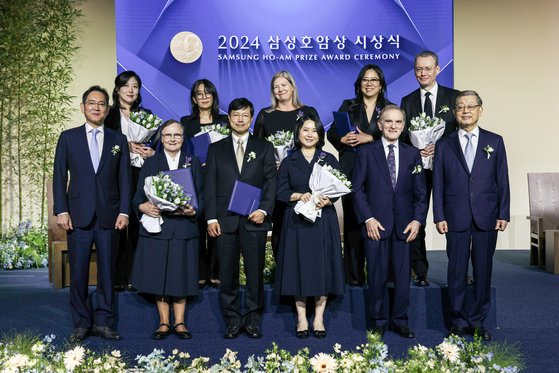 31일 서울 장충동 신라호텔에서 열린 삼성호암상 기념식에서 수상자들이 기념촬영을 하고 있다. 앞줄 왼쪽부터 이재용 삼성전자 회장, 사회봉사상 제라딘 라이언 수녀, 의학상 피터 박 하버드의대 교수 부부, 랜디 셰크먼 UC버클리 교수, 김황식 호암재단 이사장. 뒷줄 왼쪽부터 공학상 이수인 워싱턴대 교수, 예술상 한강 소설가,과학상 물리·수학부문 킴벌리 브릭먼 미국 국립표준기술연구소 연구원(고 남세우 연구원의 배우자로 대리 수상), 과학상 화학·생명과학부문 혜란 다윈 뉴욕대 교수 부부. 사진 호암재단