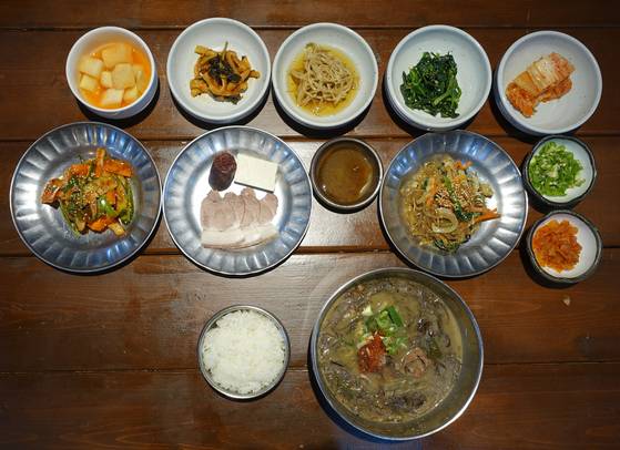 몸국과 괴기반을 중심으로 제주도 전통 잔치의 손님상을 되살린 가문잔치 정식 상차림. [사진 이택희]