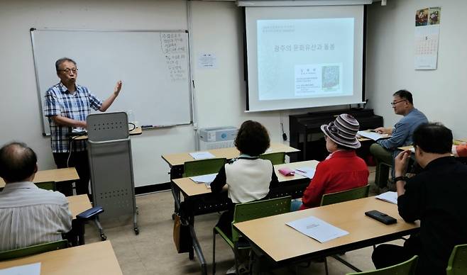 ▲김희태 위원이 지난달 27일 광주 서구문화원에서 '광주의 문화유산과 돌봄'에 대해 강의를 하고 있다.