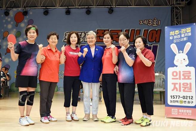 이에리사 회장과 사진을 찍으려는 탁구 동호인들을 체육관 어디서든 쉽게 볼 수 있었다. 탁구 동호인들은 이구동성으로 “우리나라의 ‘탁구 전설’인 의원님(많은 탁구인들이 의정 활동 당시 호칭을 그대로 사용하고 있다)과 사진을 찍기만 해도 오늘 온 보람이 있다”고 말했다. 사진=이영재 기자