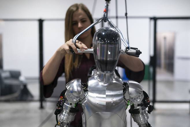 인공지능(AI) 엔지니어가 휴머노이드를 조립하고 있다 [AP = 연합뉴스]