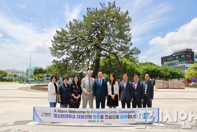 ▲킹스턴 대학교 대표단이 해남군청앞에서 기념사진을 찍고 있다.(왼쪽 3번째부터 제니퍼 에드워드 국장, 스티븐 스피어 총장, 명현관 군수, 임혜정 보좌관, 채정섭 서남해안기업도시개발 대표이사 )2024.5.31ⓒ해남군