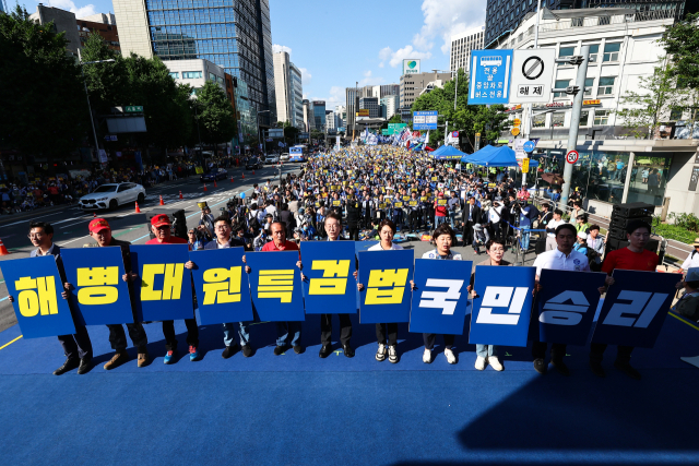 ▲더불어민주당 이재명 대표, 박찬대 원내대표를 비롯한 참가자들이 1일 오후 서울역 인근에서 열린 윤석열 정권 규탄 및 해병대원 특검법 관철을 위한 범국민대회에서 퍼포먼스를 하고 있다. ⓒ연합뉴스