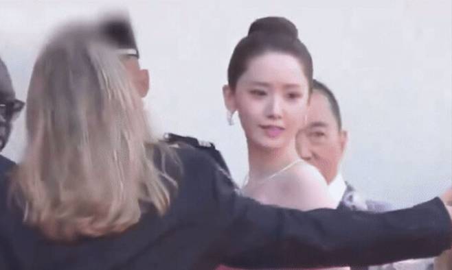 제77회 칸 국제 영화제에서&nbsp;포즈를 취하려는 배우 윤아를 막아서는 경호원. X&nbsp;캡처
