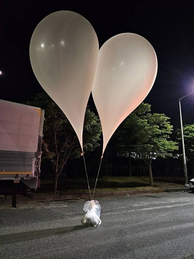 지난 5월 29일 오전 3시께 충남 계룡시 두마면의 한 도로에서 북한이 날려 보낸 것으로 추정되는 풍선이 발견돼 군 당국이 조사에 나섰다. 사진은 현장에서 발견된 풍선 물체. 합동참모본부 제공