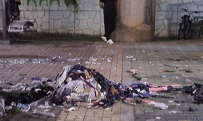 1일 경기도 고양시 일산서구 일산도서관 앞에 북한이 날려 보낸 것으로 보이는 대남 전단 살포용 풍선 잔해 추정 물체들이 흩어져 있다. 합동참모본부는 앞서 북한이 다시 대남 오물 풍선을 보내고 있다고 밝혔다. 독자 제공