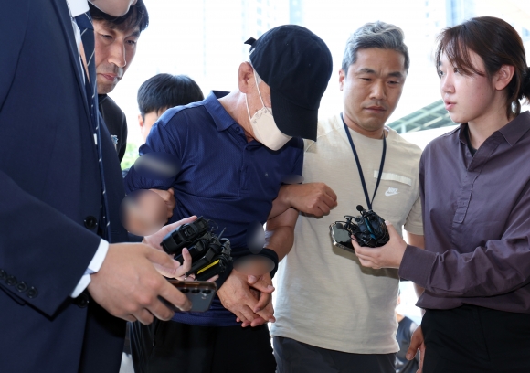 서울 강남의 한 오피스텔에서 모녀를 흉기로 찌르고 달아난 뒤 하루 만에 검거된 60대 남성이 지난 31일 서울 수서경찰서로 압송되고 있다. 2024.5.31 뉴스1