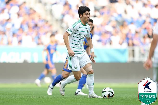 시즌 4번째 현대가 더비에서 울산HD가 전북현대를 1-0으로 꺾었다. 울산은 1일 울산 문수축구경기장에서 열린 하나은행 K리그1 2024 16라운드 맞대결서 후반 추가시간 터진 아타루의 결승포로 승점 3점을 챙겼다. 울산은 9승4무3패, 승점 31로 선두를 탈환했다. 전북은 3승5무8패, 승점 14로 리그 10위를 유지했다. 이 경기 전까지 올 시즌 3번 맞붙어 1승2무로 전북에 한 번도 지지 않았던 울산은 무패 기록을 5경기로 늘렸다. 또한 지난 시즌부터 전북전 홈 5연승을 내달렸다. 한국프로축구연맹 제공