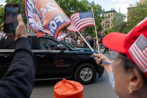 30일 뉴욕 법원을 떠나는 트럼프 전 대통령 차량에 성조기 등을 흔드는 지지자들 [AFP 연합뉴스. 게티이미지 제공]