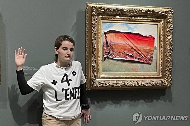 모네 그림 옆 기후활동가 (파리 AP=연합뉴스) 1일 오전(현지시간) 프랑스 파리 오르세미술관에서 한 기후운동가가 클로드 모네의 그림 '양귀비 들판' 옆에서 구호를 외치고 있다. 2024.6.1