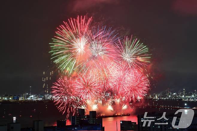 2024 포항국제불빛축제 둘째 날인 1일 오후 북구 영일대해수욕장에서 영국, 중국, 호주 3개국 팀의 국제불꽃경연대회가 펼쳐지고 있다. 2024.6.1/뉴스1 ⓒ News1 최창호 기자