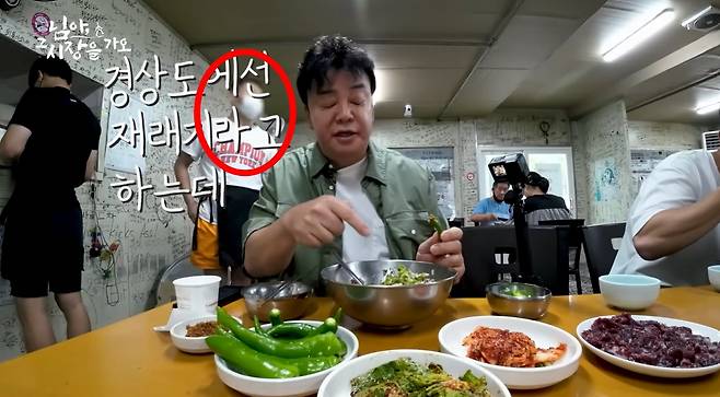 경북 청도군의 한 식당에서 일하는 주동자로 추정되는 남성. (백종원 유튜브 갈무리)