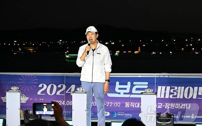 2일 오후 잠수교 일대를 찾은 오세훈 서울시장이 '2024 한강 보트 퍼레이드' 출발 선언에 앞서 시민들에게 인사말하고 있다.(서울시 제공)